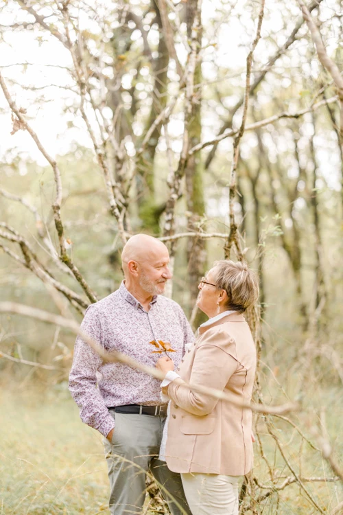 bonheur amour se tenir la main geste beige