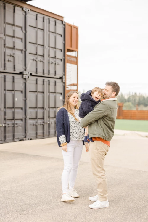 bonheur se tenir la main amour gris marron