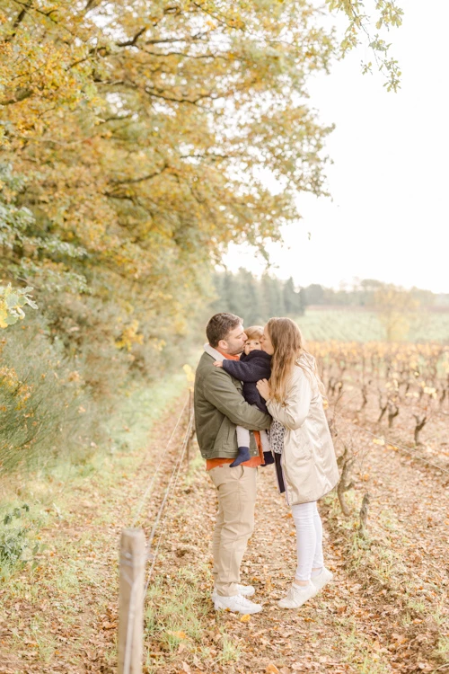 amour se tenir la main romance bonheur chemin de terre