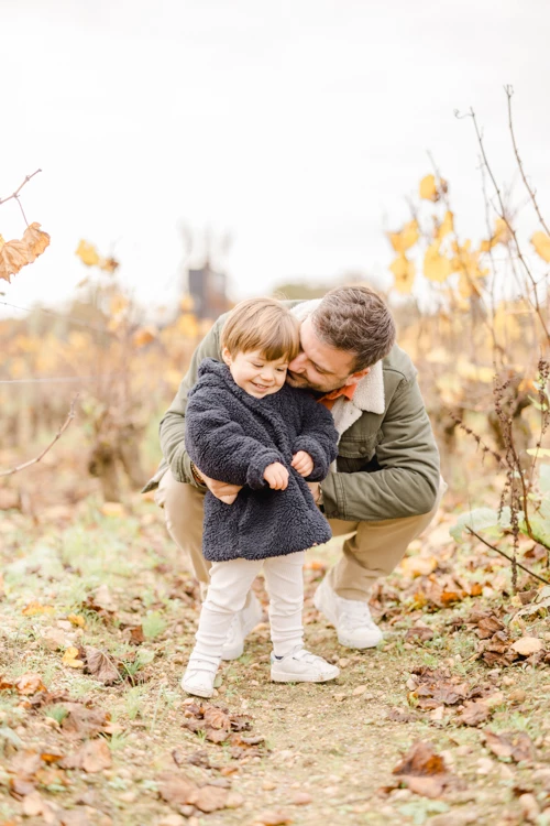 bonheur enfant jouer avec les enfants amour beige