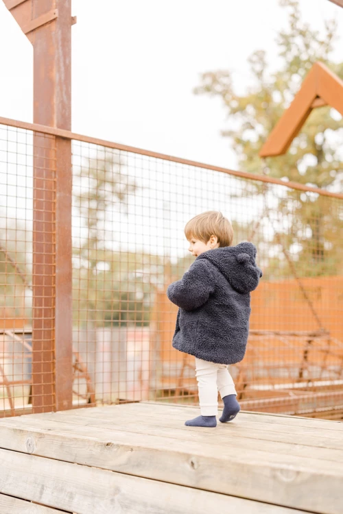 enfant bonheur jouer gris marron