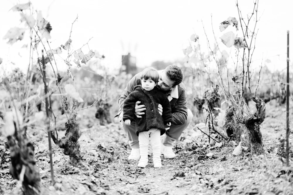 enfant monochrome bonheur famille gris