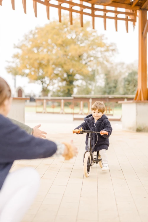 enfant bonheur vélo beige marron