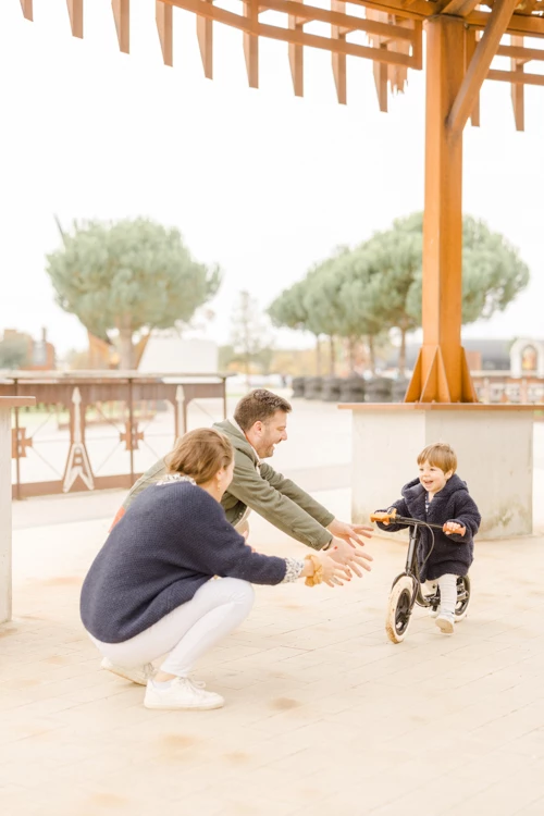 enfant bonheur jouer avec les enfants beige gris