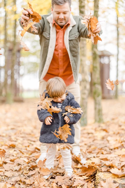 enfant bonheur jouer avec les enfants marron gris