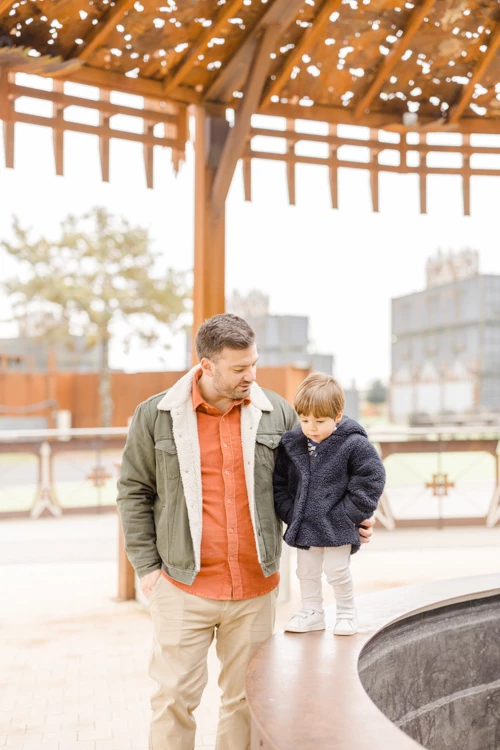 bonheur enfant sourire gris marron