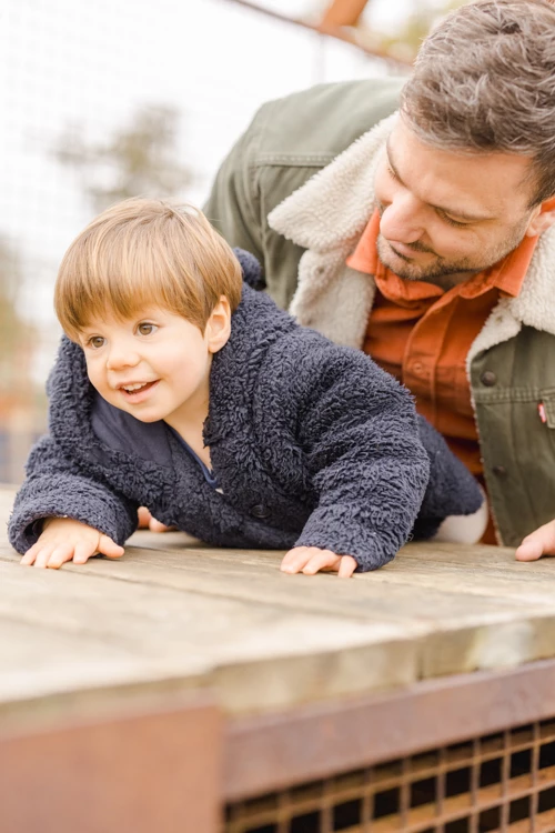 bonheur enfant sourire laine beige