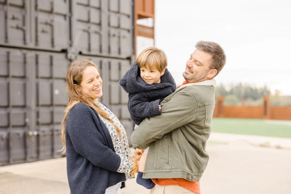 bonheur sourire enfant jeans gris