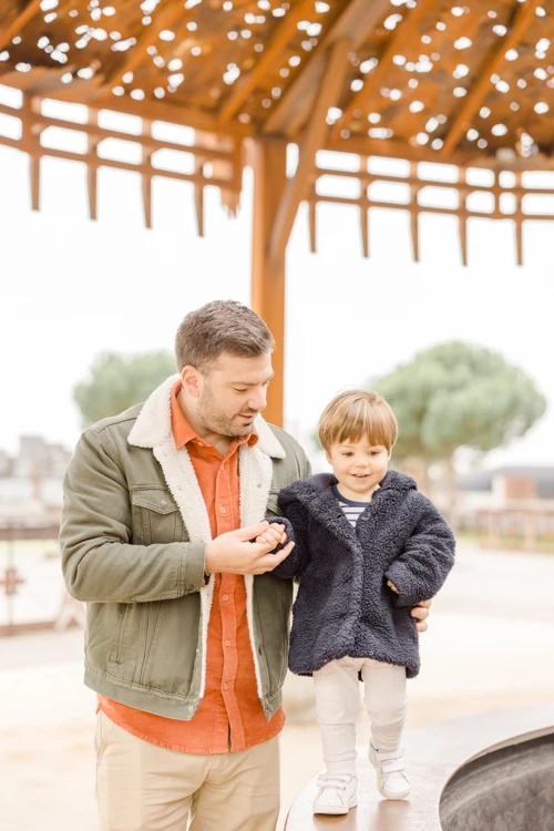 bonheur enfant sourire marron gris