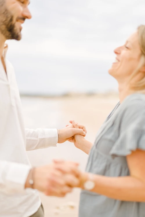 bonheur amour geste se tenir la main sable