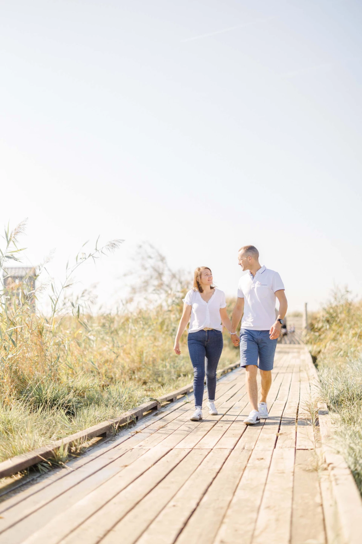 passerelle planche se tenir la main amour beige