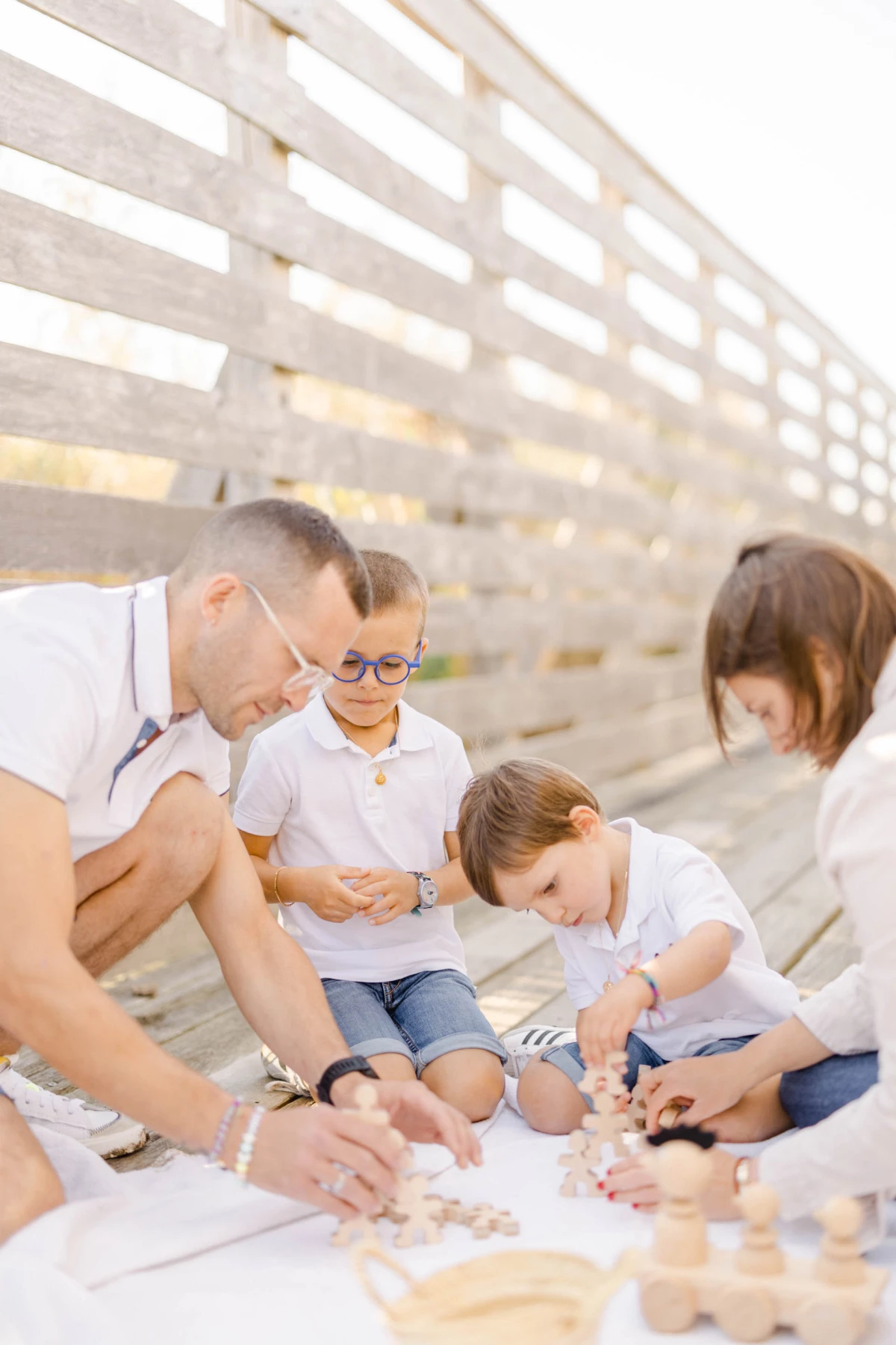 enfant bonheur poignet se tenir la main marron