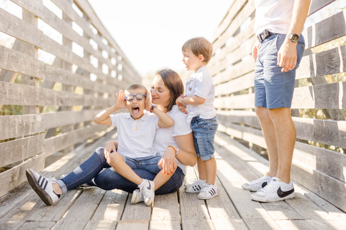 bonheur enfant gris marron saisons