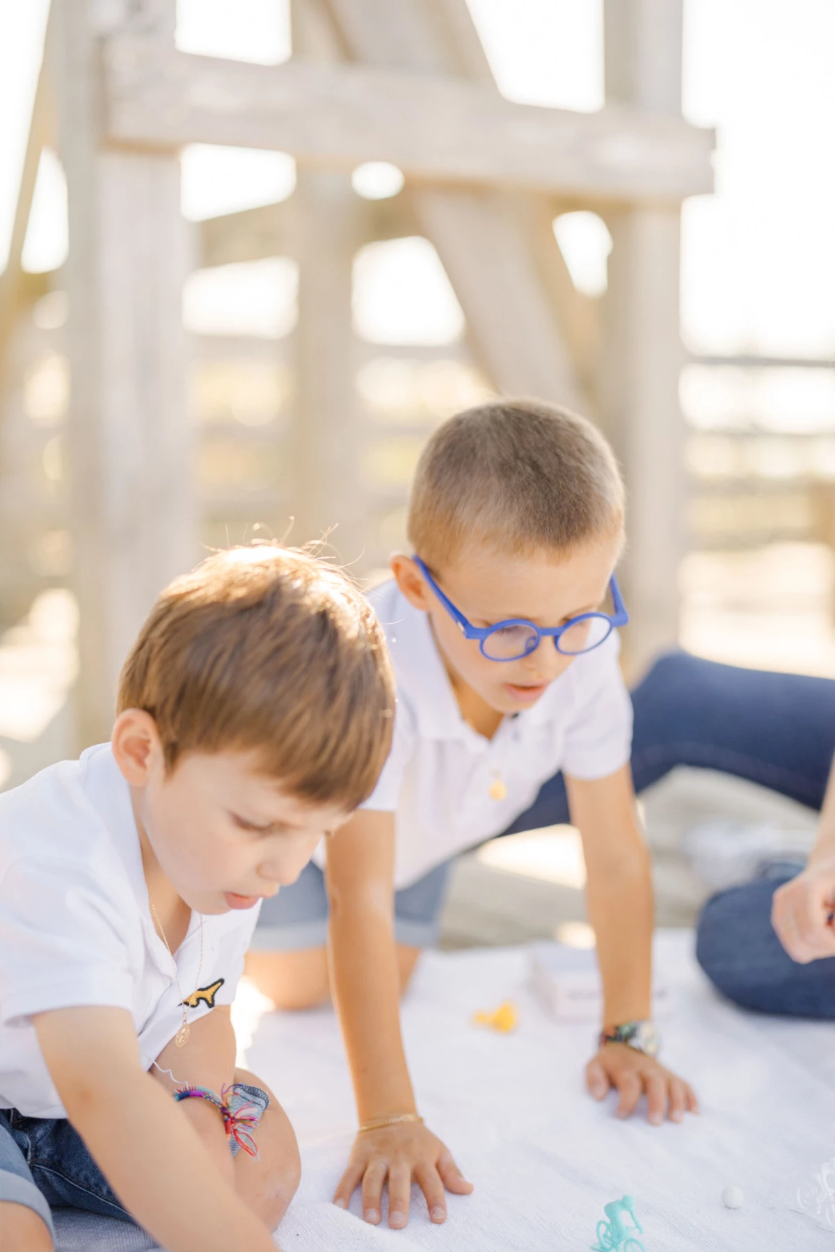enfant bonheur jouer gris marron