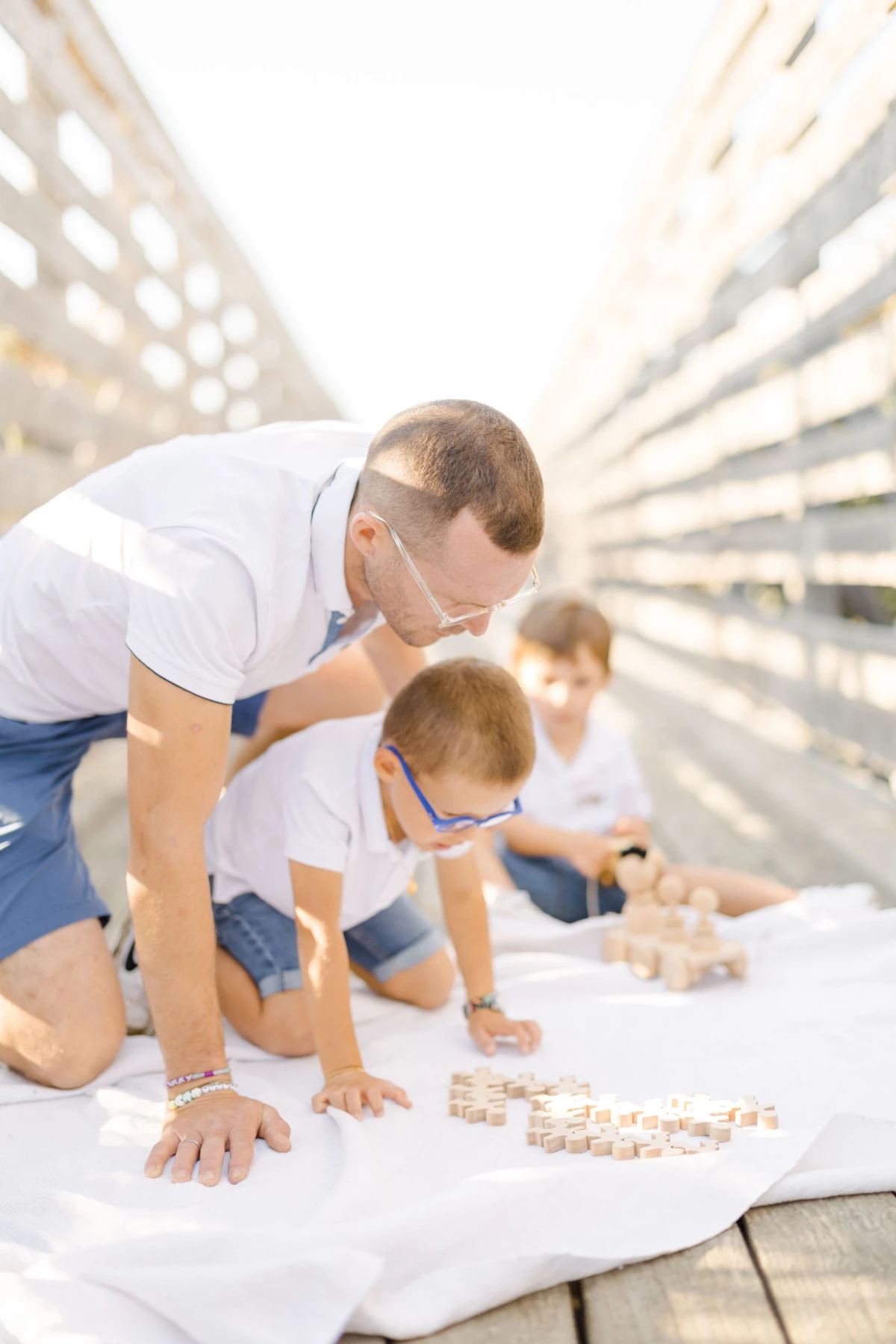 poignet enfant se tenir la main jouer avec les enfants gris