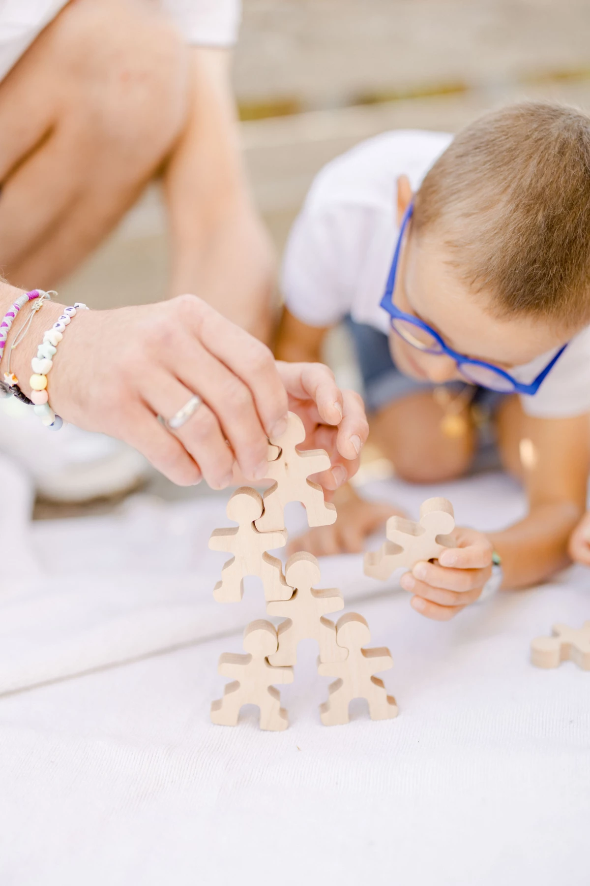 poignet puzzle geste enfant se tenir la main