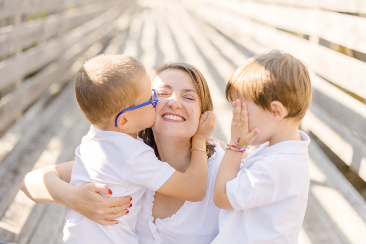 bonheur sourire enfant amour gris