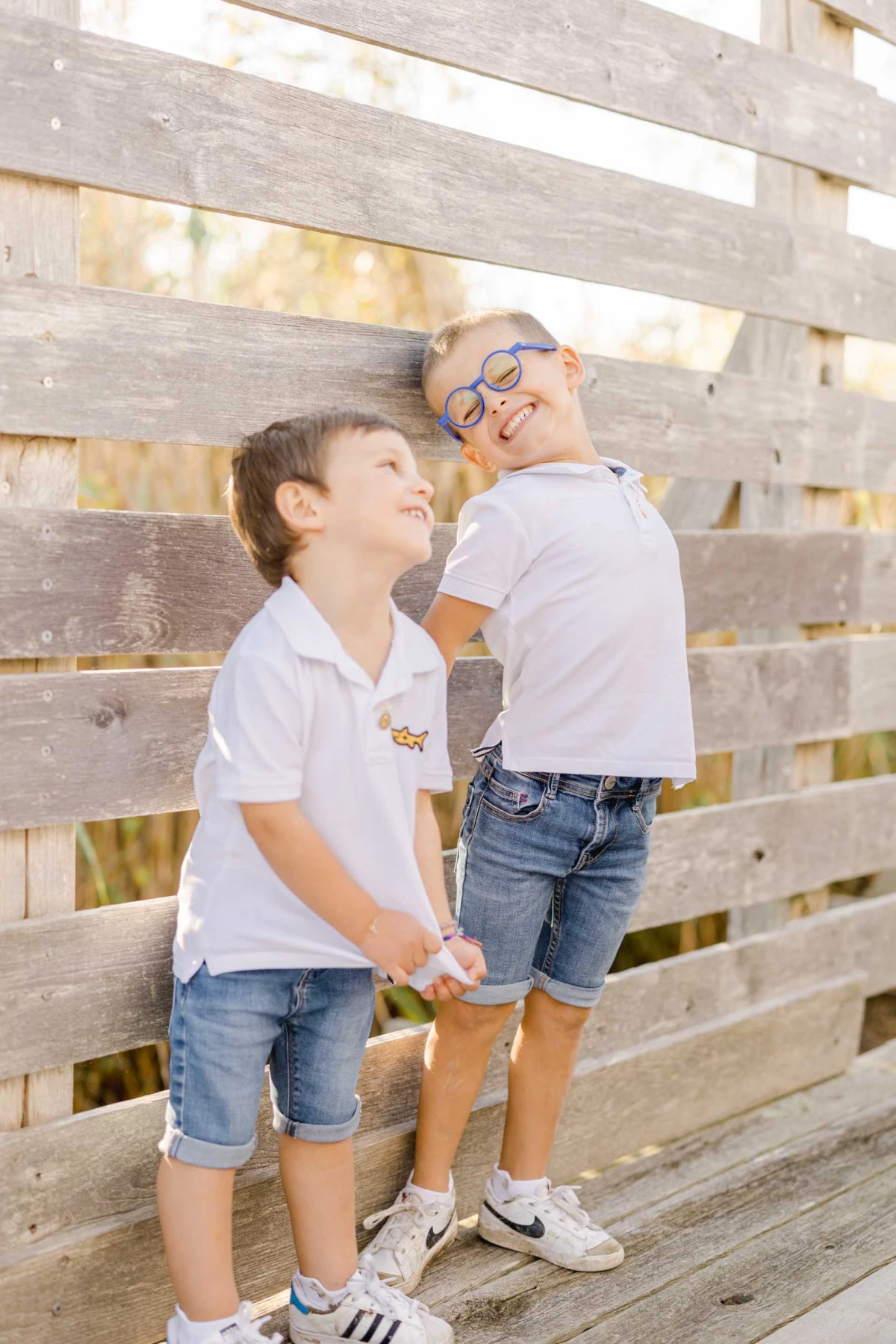 bonheur sourire enfant gris marron