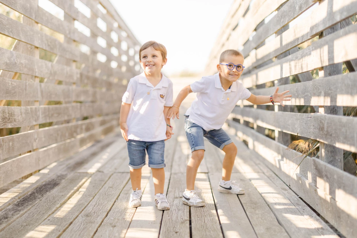 bonheur sourire enfant gris nature