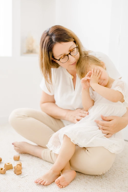 main enfant bonheur amour jouer avec les enfants