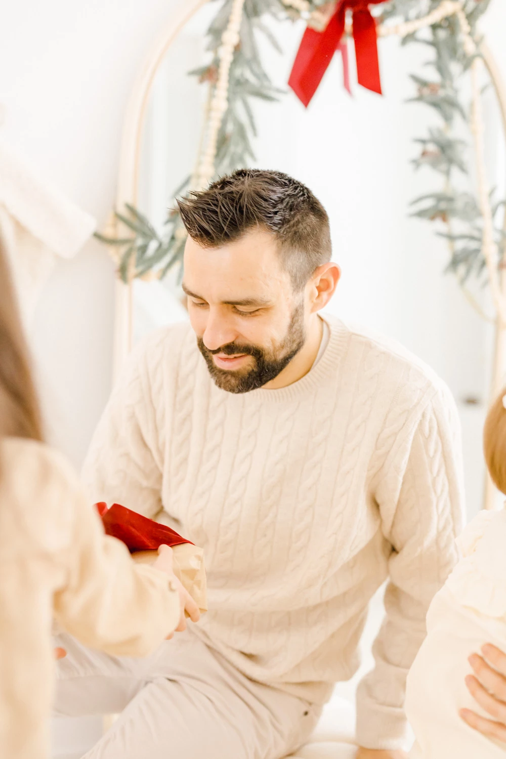 main bonheur enfant beige marron