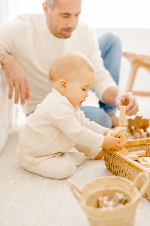enfant panier bonheur osier jouer avec les enfants