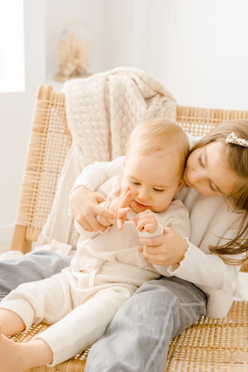 enfant bonheur gris marron studio