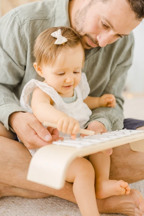 main enfant bonheur marron gris