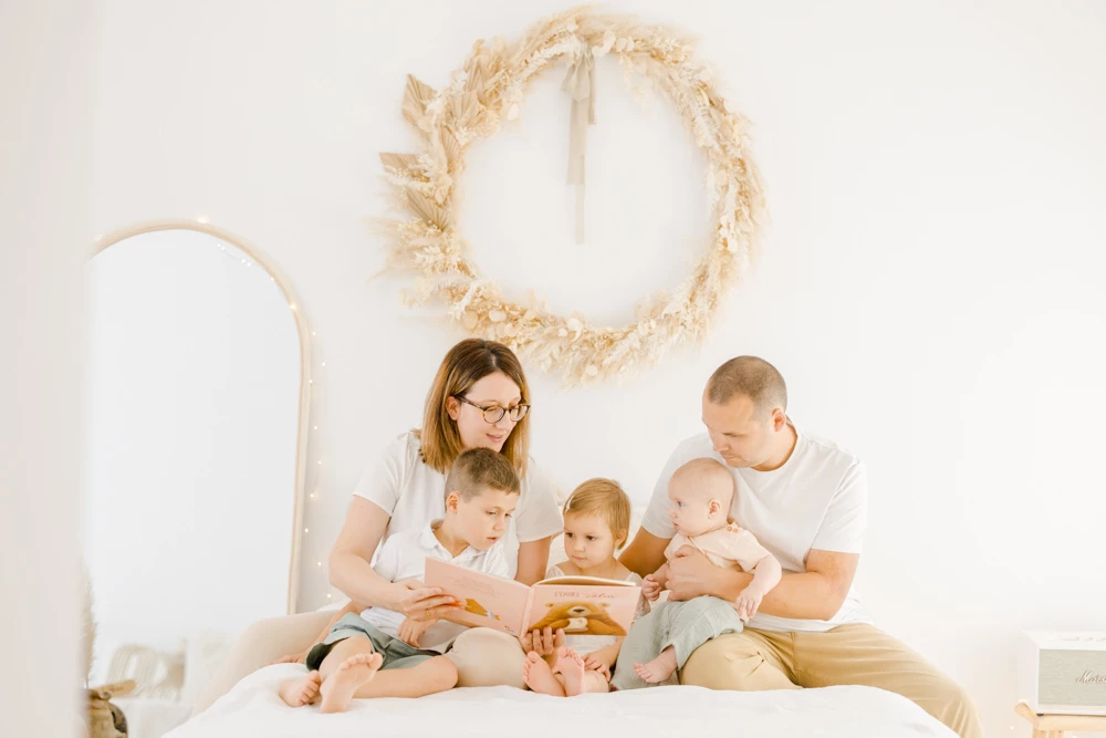 bonheur enfant famille jouer avec les enfants beige