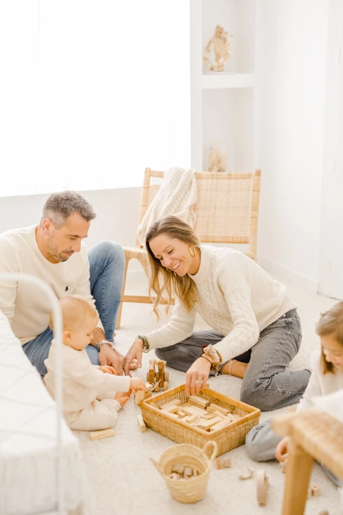 bonheur enfant famille jouer avec les enfants gris