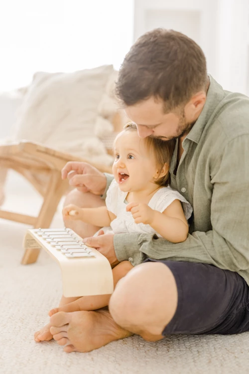 main enfant gris marron studio