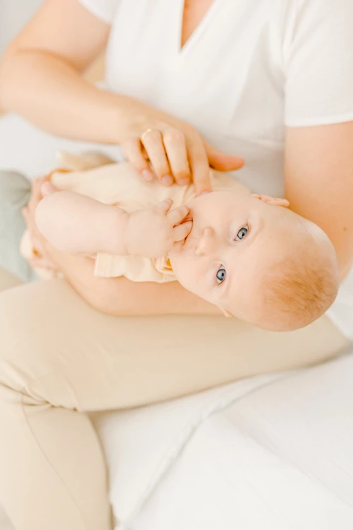 main enfant geste rose gris