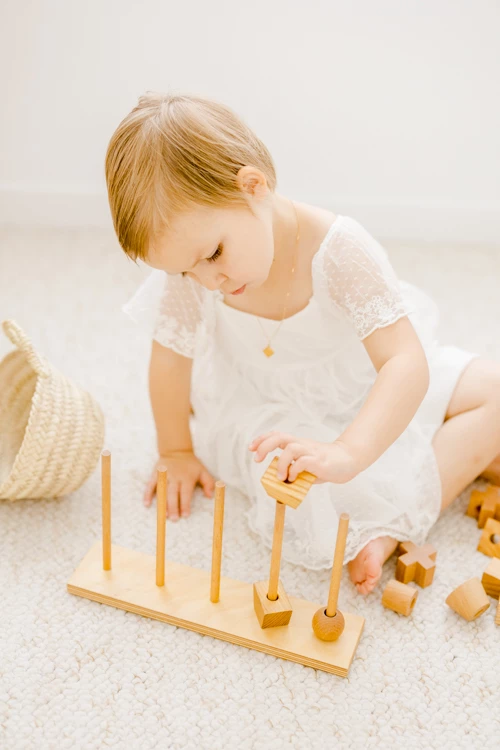 enfant jouer jeu jouet rose