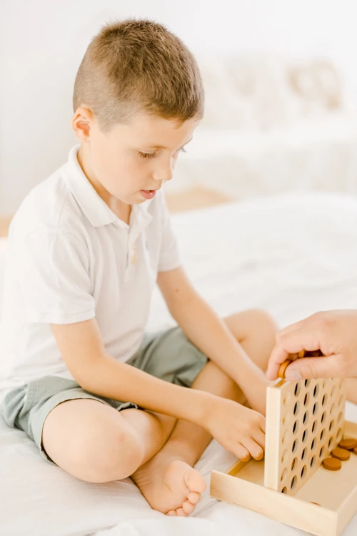 enfant jouer jouet beige marron