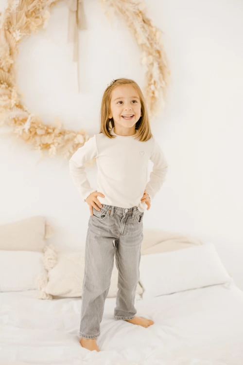 bonheur sourire enfant gris marron