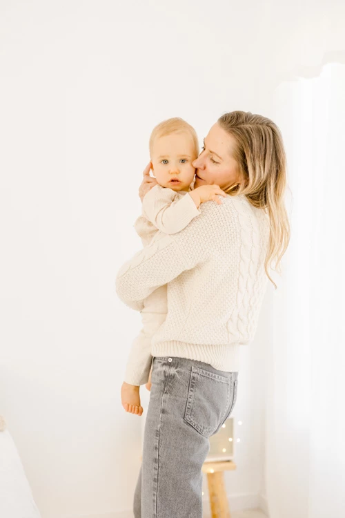 bonheur enfant sourire beige marron