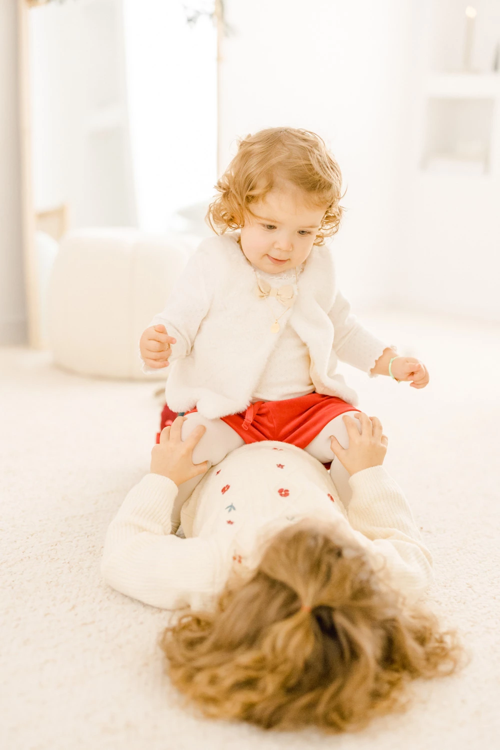 bonheur main enfant sourire beige