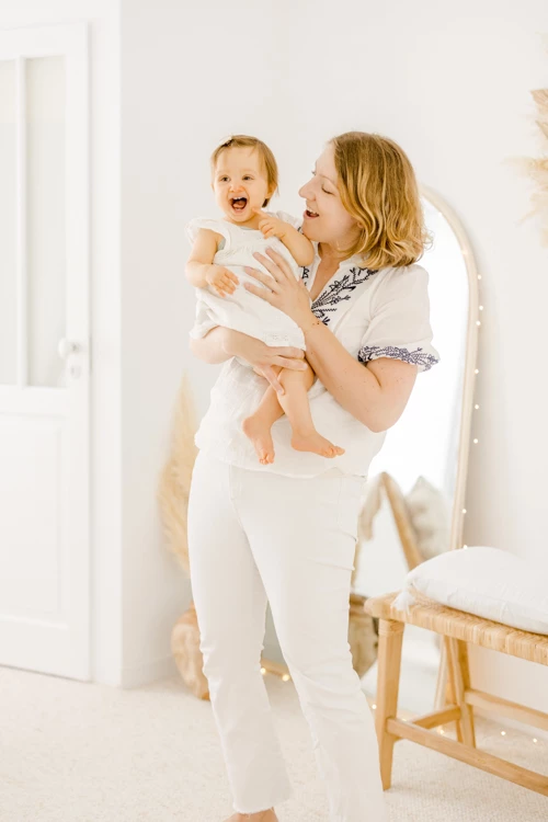 main bonheur enfant sourire beige