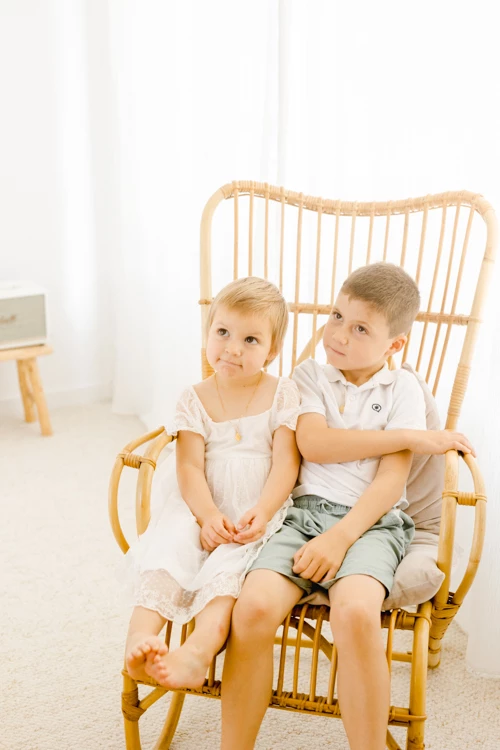 bonheur enfant sourire robe beige