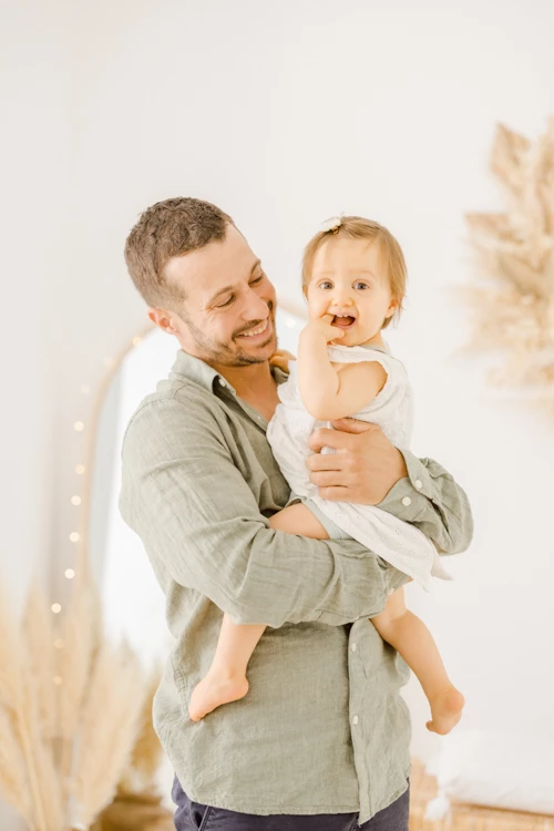 bonheur main enfant sourire gris