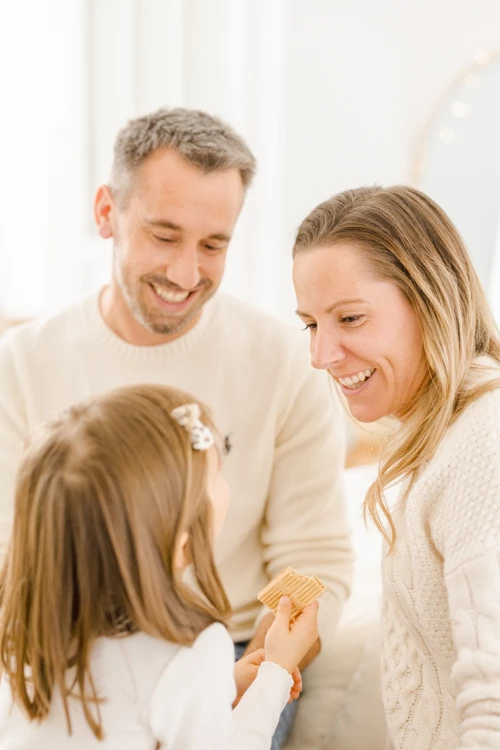 bonheur sourire main enfant marron