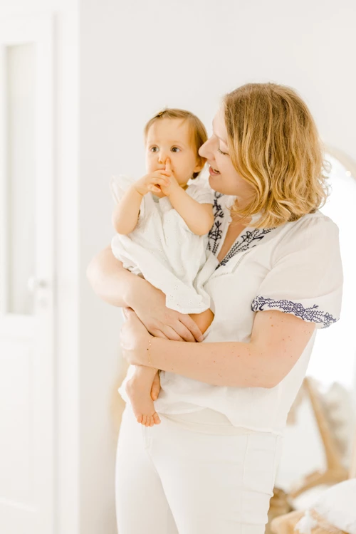 main bonheur enfant sourire beige