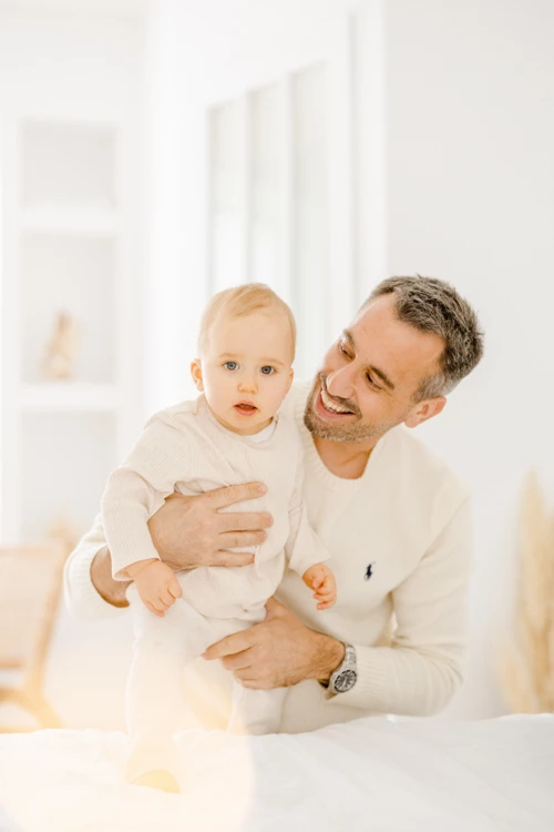 bonheur sourire enfant beige gris