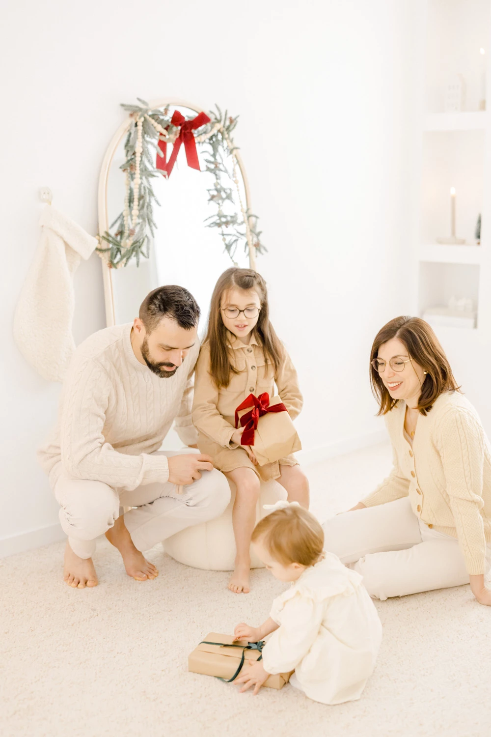 bonheur enfant sourire famille jouer avec les enfants