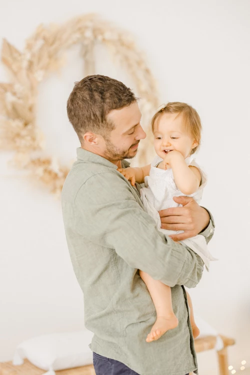 bonheur main enfant sourire gris