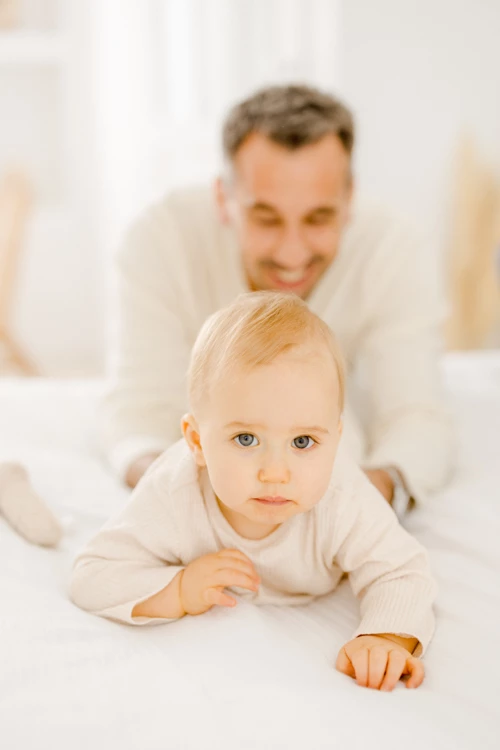 bonheur enfant sourire beige rose