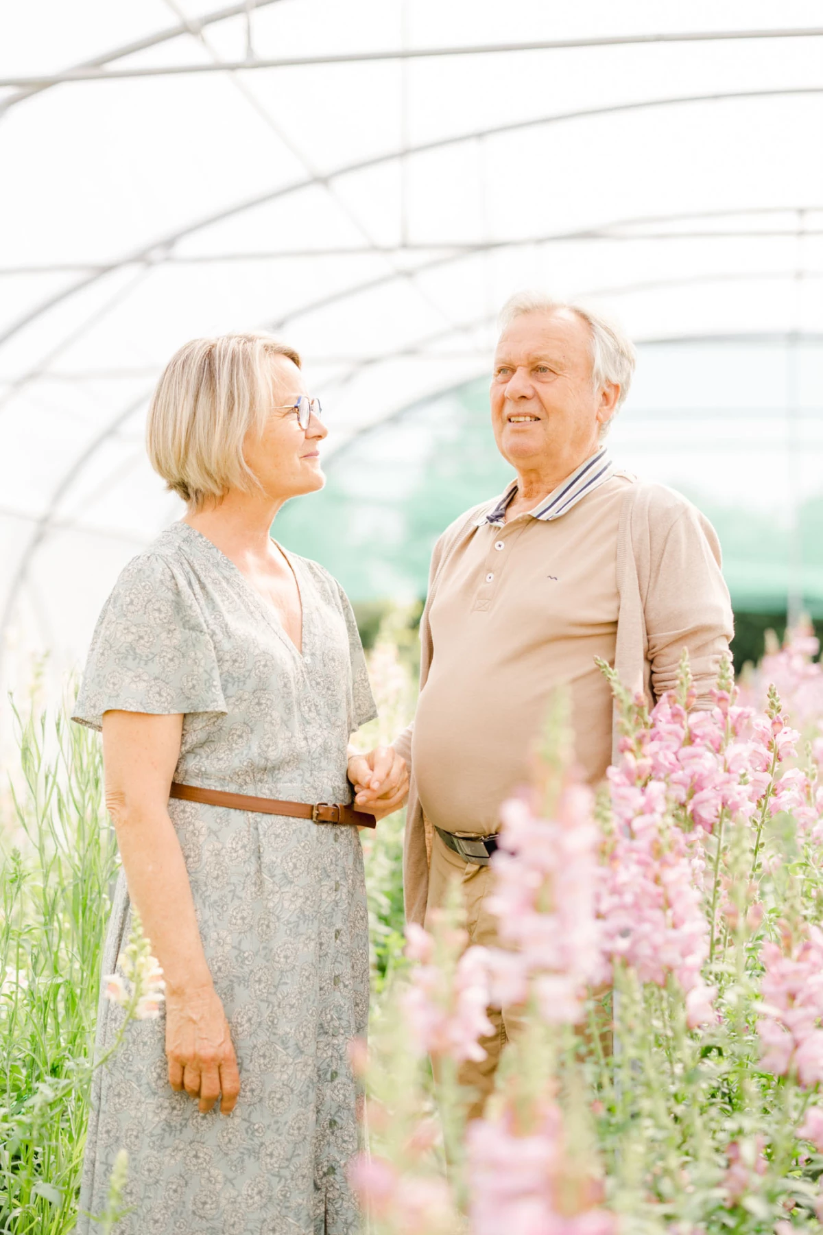 bonheur sourire amour jardin se tenir la main