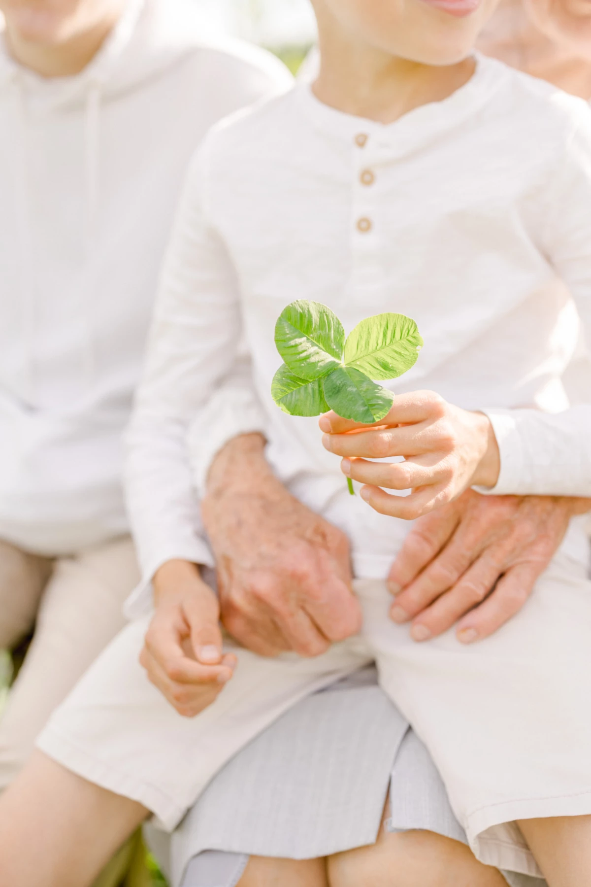 bonheur sourire enfant geste gris