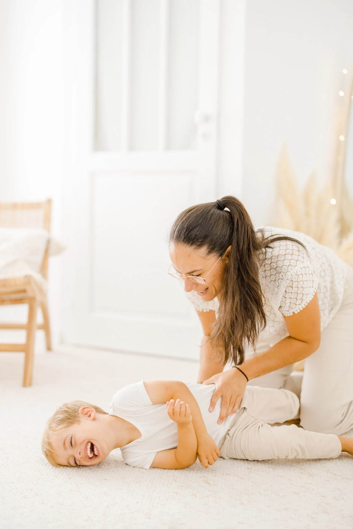 main bonheur enfant beige gris