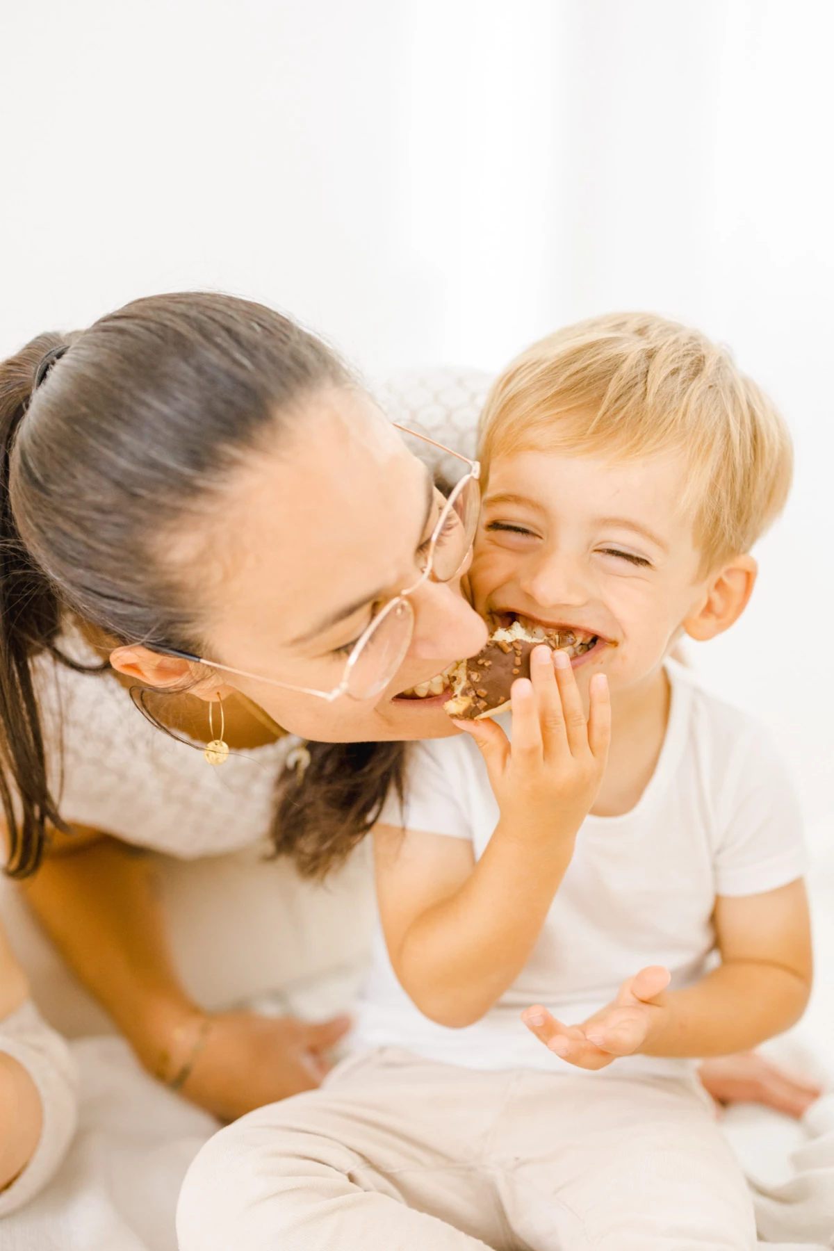 enfant nourriture bonheur gris marron